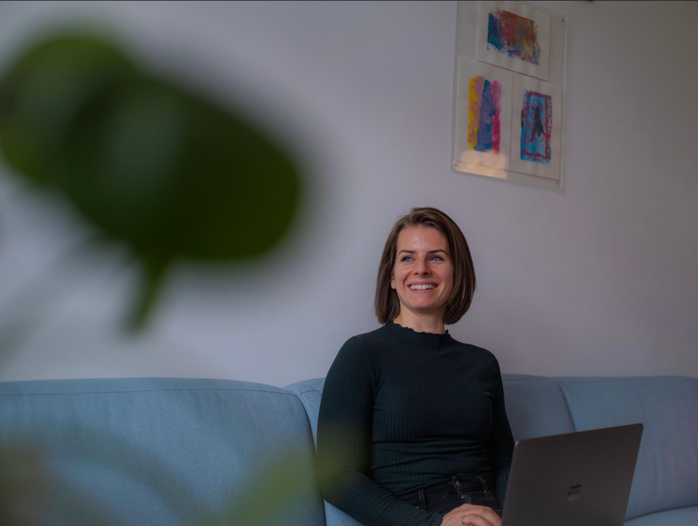 Das Bild zeigt Jennifer von Rymon-Lipinski am Tisch sitzen.
